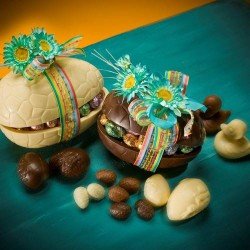Шоколадова яйчена черупка пълна с яйчица